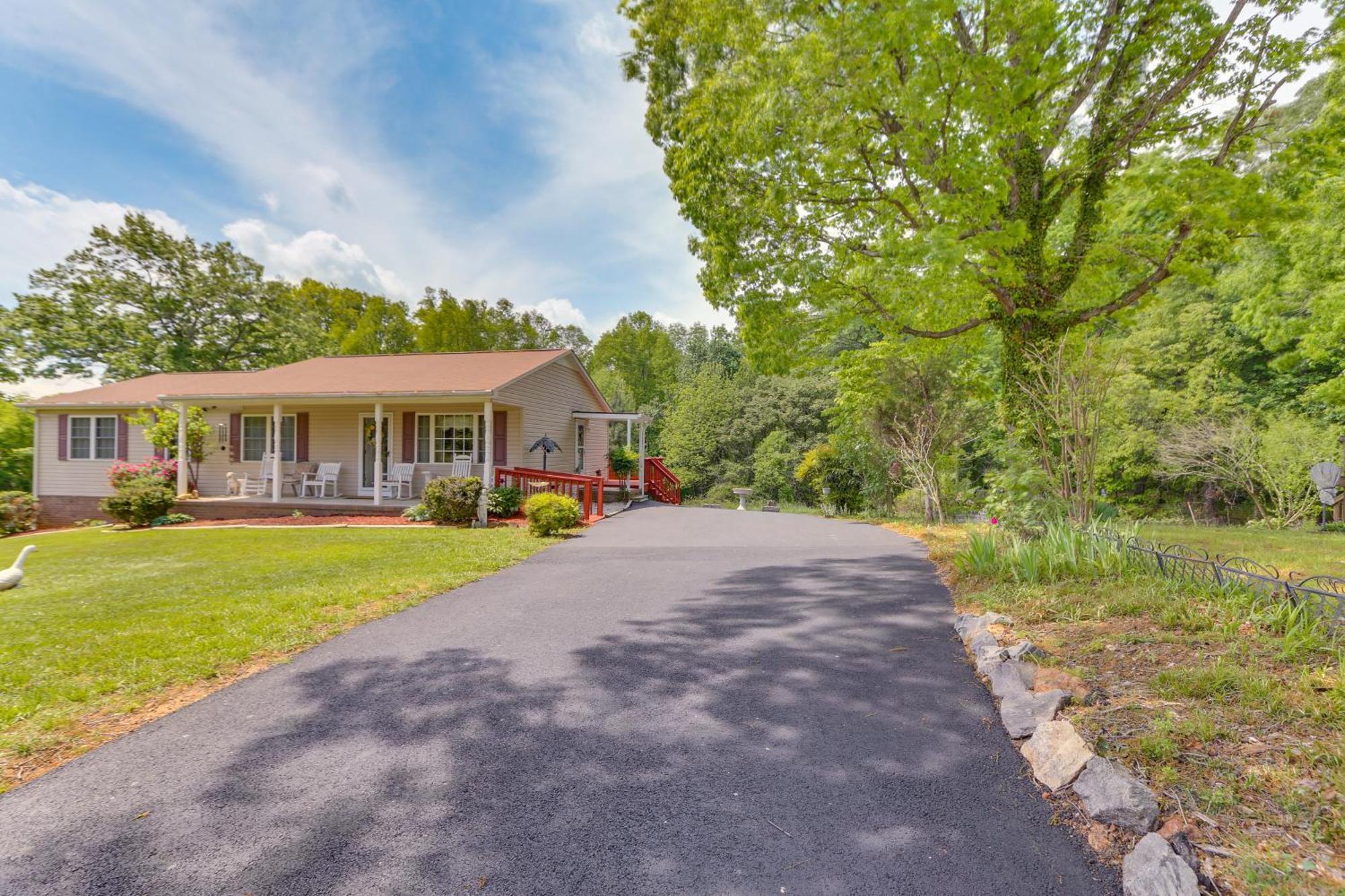 Chatham Getaway With Fireplace, Deck And Gas Grill! Exterior photo